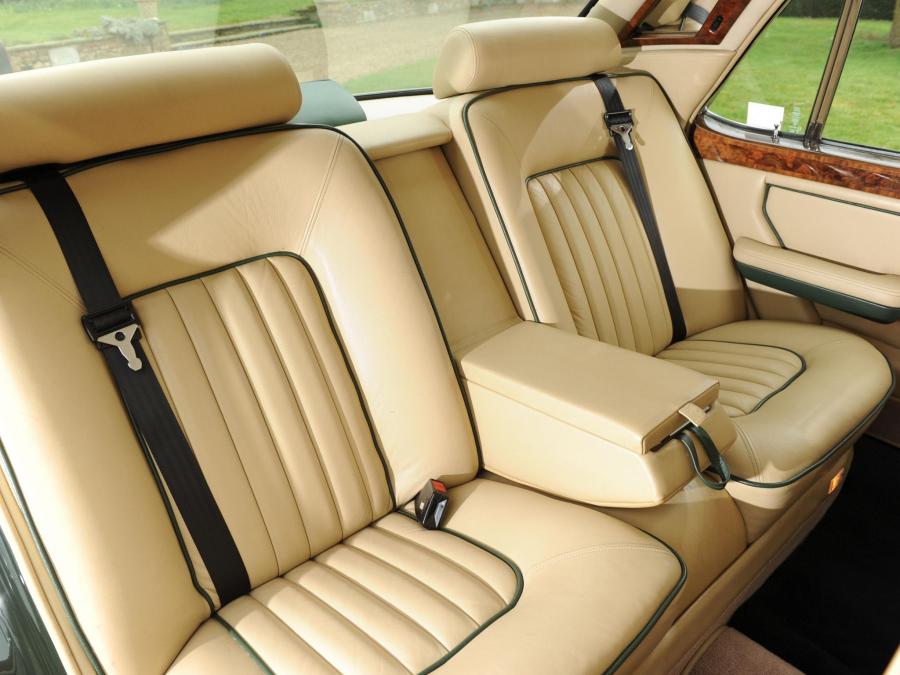 Интерьер Bentley Turbo R 1989 года  (фото 10 из 12)